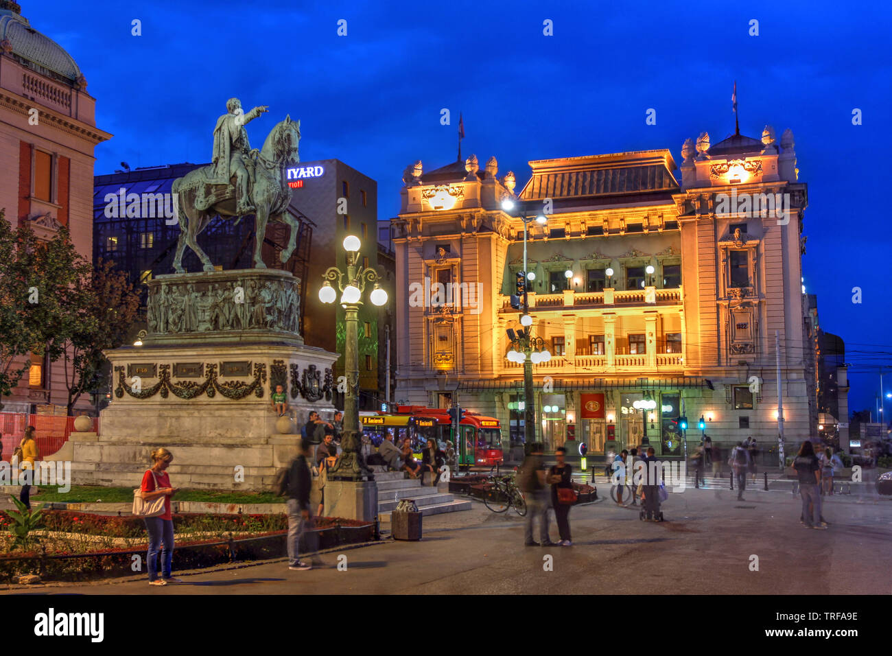 A Belgrado, in Serbia - 9 Settembre 2016 - NOTTE La scena con la Piazza della Repubblica, il cuore della città con il Teatro Nazionale e la statua di Princ Foto Stock