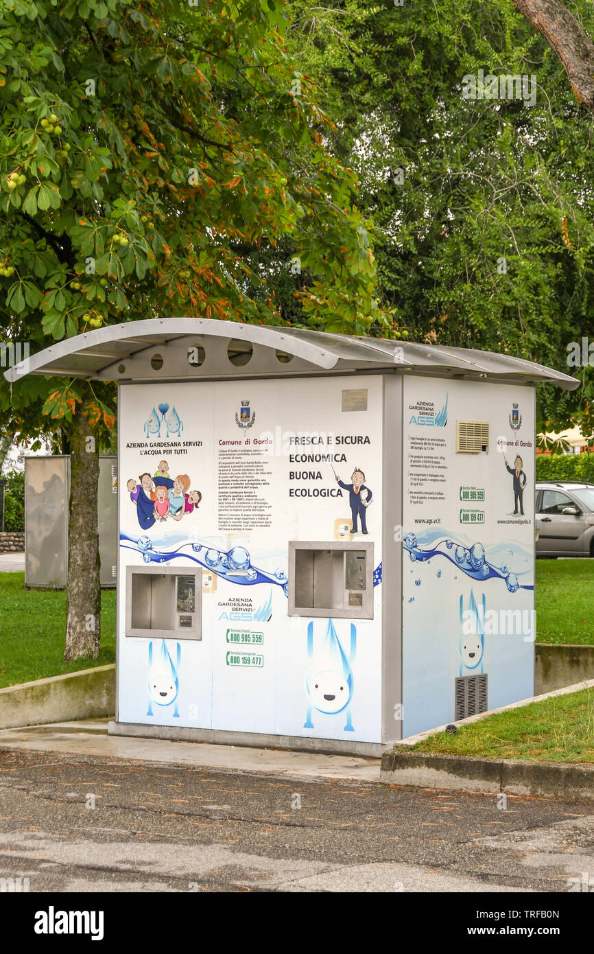 GARDA, Italia - Settembre 2018: acqua fresca di accedere da una comunità punto di riempimento sulla periferia del Garda sul Lago di Garda. Foto Stock