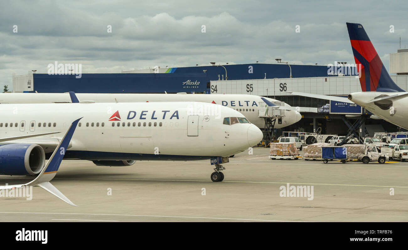 SEATTLE TACOMA AIRPORT, WA, Stati Uniti d'America - Giugno 2018: Delta Airlines Boeing 767 di rullaggio per il decollo da Seattle Tacoma Airport Foto Stock