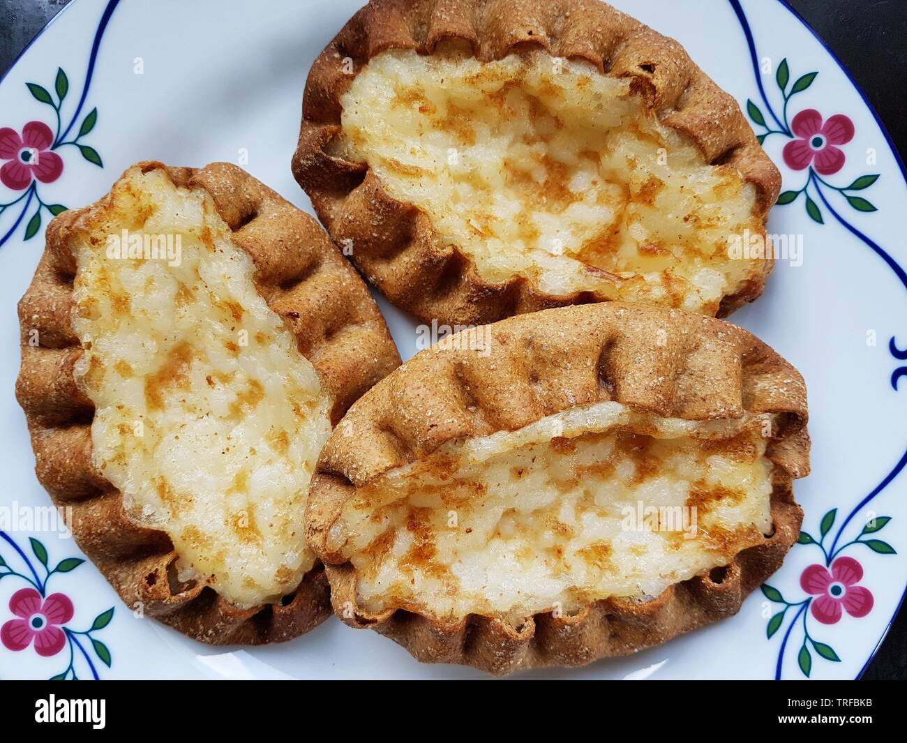 Tradizionale Karelian finlandese la torta su un piatto. Foto Stock