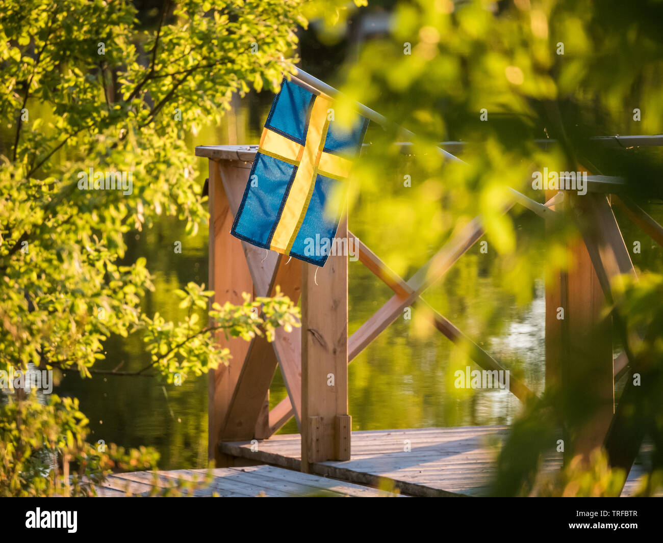 Bandiera svedese su un bacino galleggiante in estate la luce del tramonto in Svezia. Foto Stock