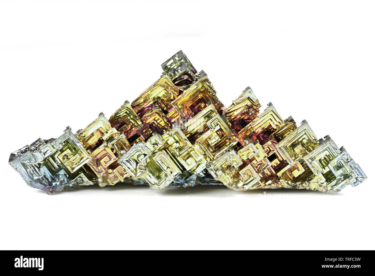 Cristallo di bismuto isolati su sfondo bianco Foto Stock