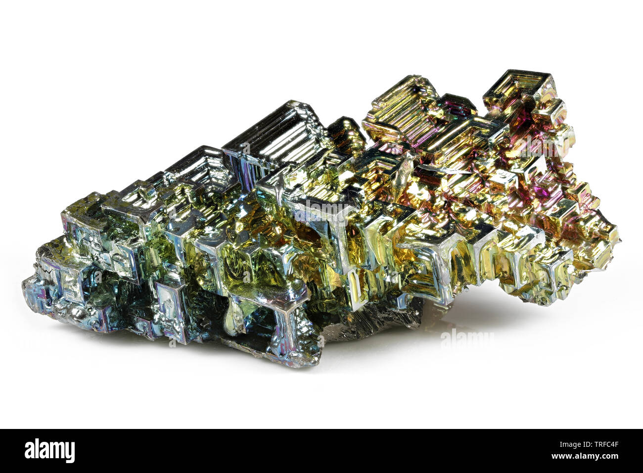 Cristallo di bismuto isolati su sfondo bianco Foto Stock