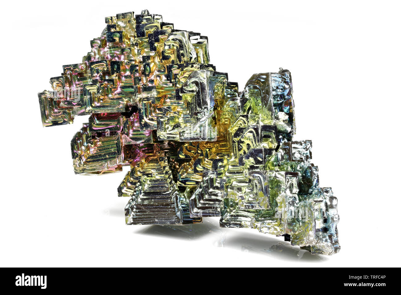 Cristallo di bismuto isolati su sfondo bianco Foto Stock