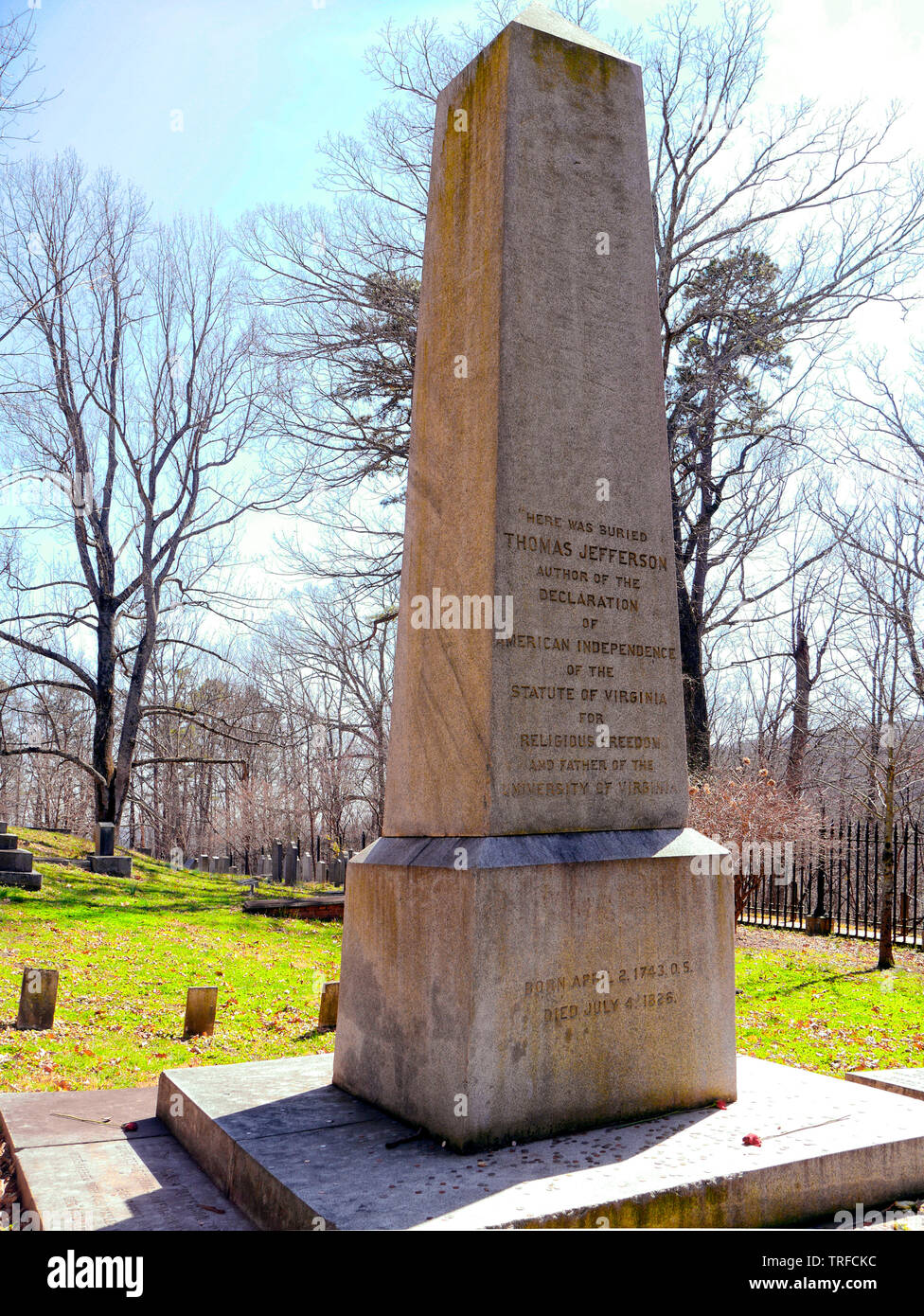 L'obelisco autoprogettato di Thomas Jefferson a Monticello presenta il suo epitaffio scelto, che segna la sua eredità tra i tranquilli e storici boschi della Virginia. Foto Stock