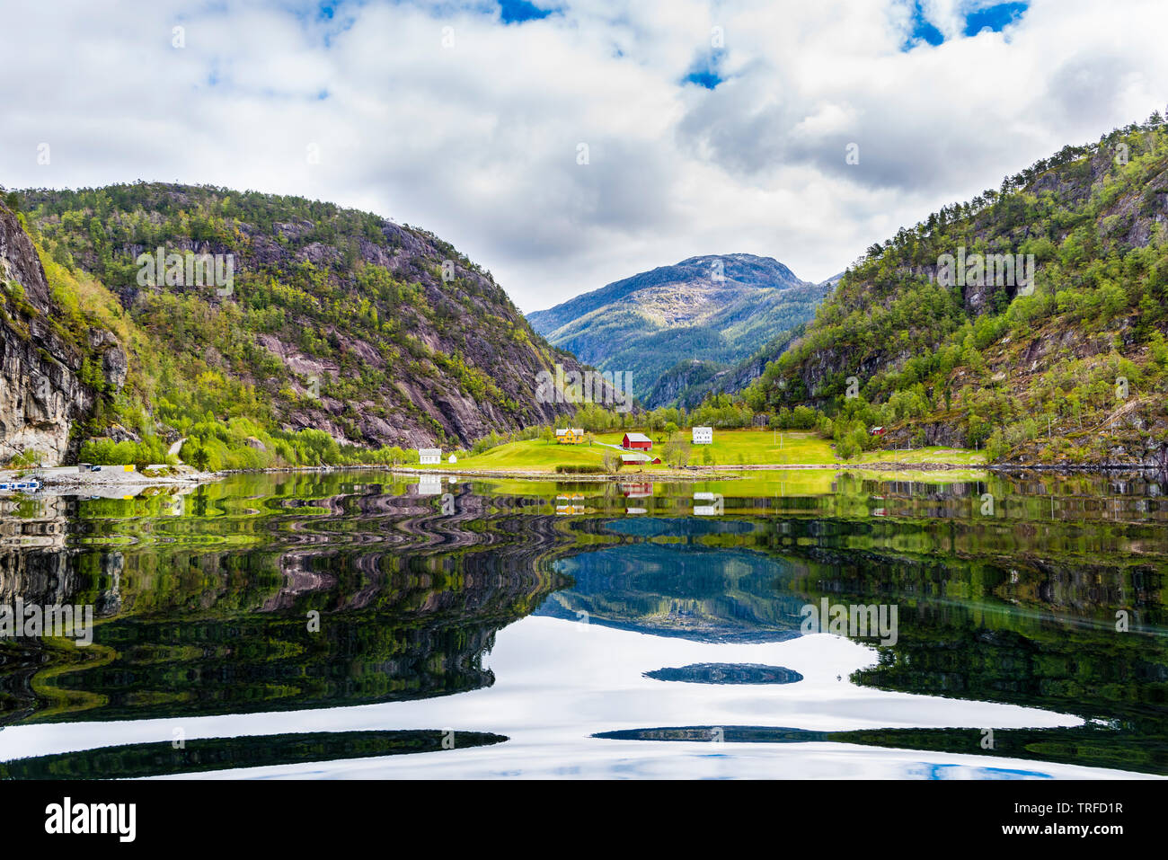 Gita in barca fino al fiordo di stretta a Mostraumen nella parte occidentale della Norvegia Foto Stock