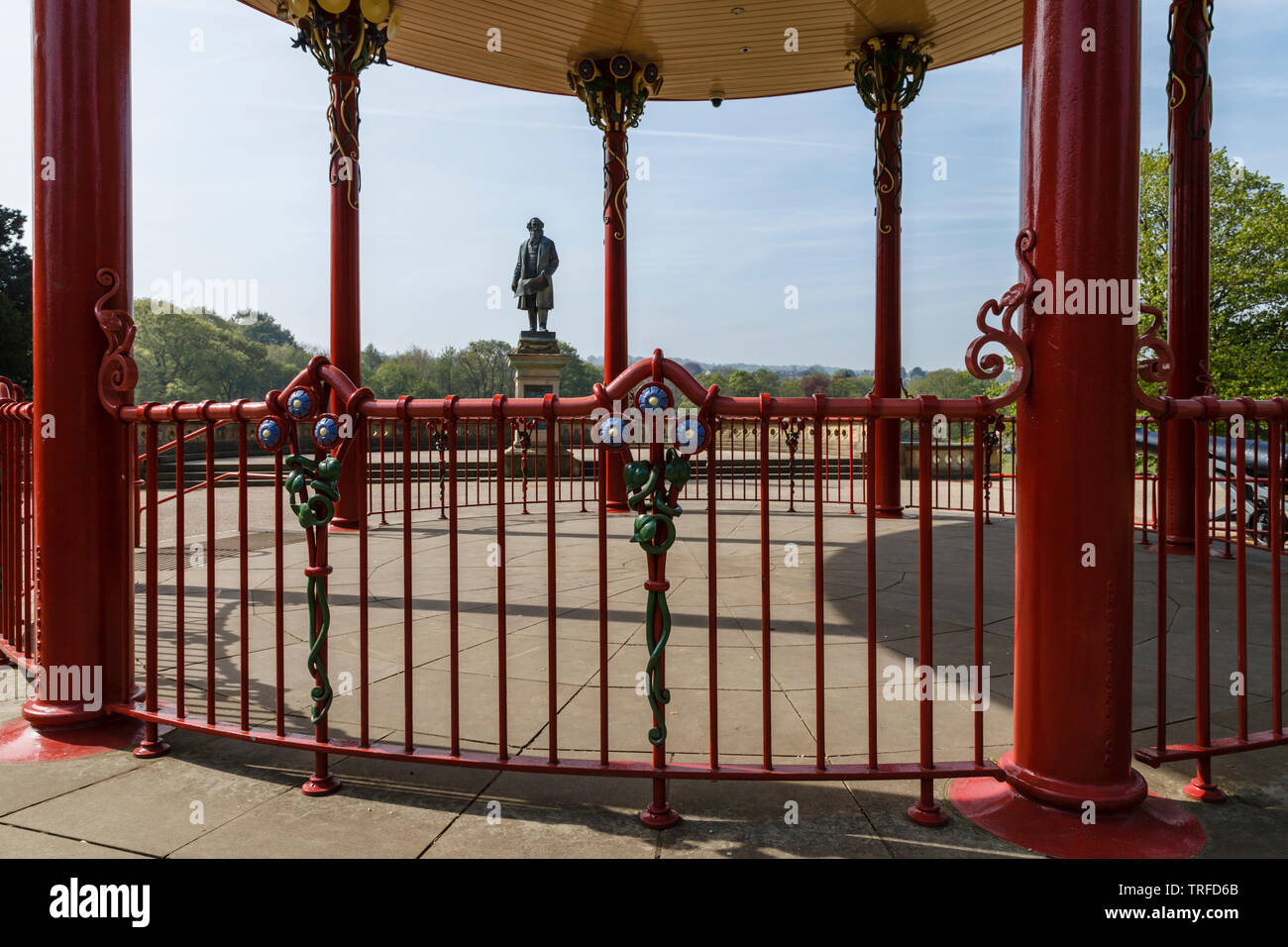 Vista attraverso il bandstand verso la statua di Sir Tito sale in Roberts Park, Saltaire, Bradford, West Yorkshire Foto Stock