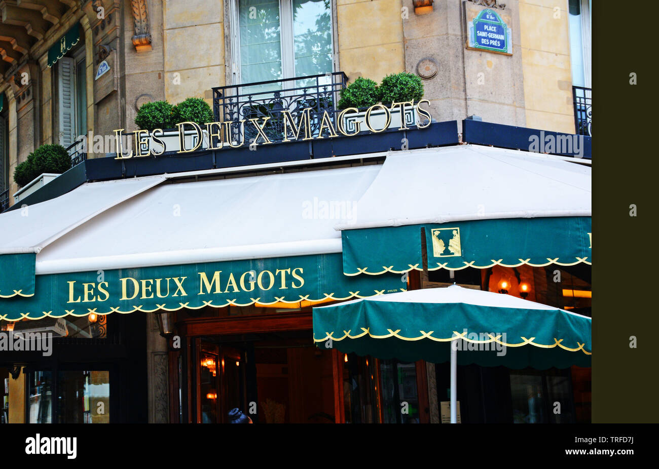 Les Deux Magots, famoso café nel quartiere di Saint Germain-des-Prés area di Parigi, rendez-vous di opere letterarie e di élite intellettuale della città. Parigi, Franc Foto Stock