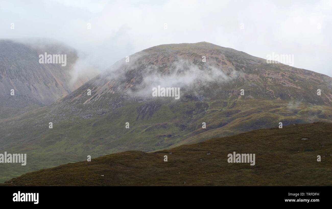 Bassa Misty Cumulus humilis Cloud da Beinn na Caillich, Red Cuillin Hills sotto un nuvoloso cielo di autunno. Isola di Skye, Scotland, Regno Unito. Foto Stock