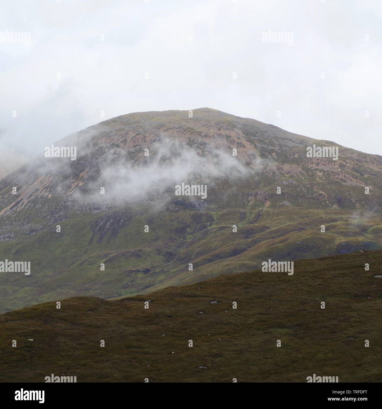Bassa Misty Cumulus humilis Cloud da Beinn na Caillich, Red Cuillin Hills sotto un nuvoloso cielo di autunno. Isola di Skye, Scotland, Regno Unito. Foto Stock