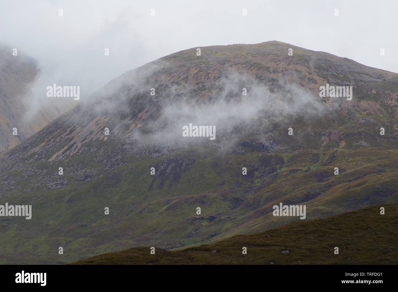 Bassa Misty Cumulus humilis Cloud da Beinn na Caillich, Red Cuillin Hills sotto un nuvoloso cielo di autunno. Isola di Skye, Scotland, Regno Unito. Foto Stock