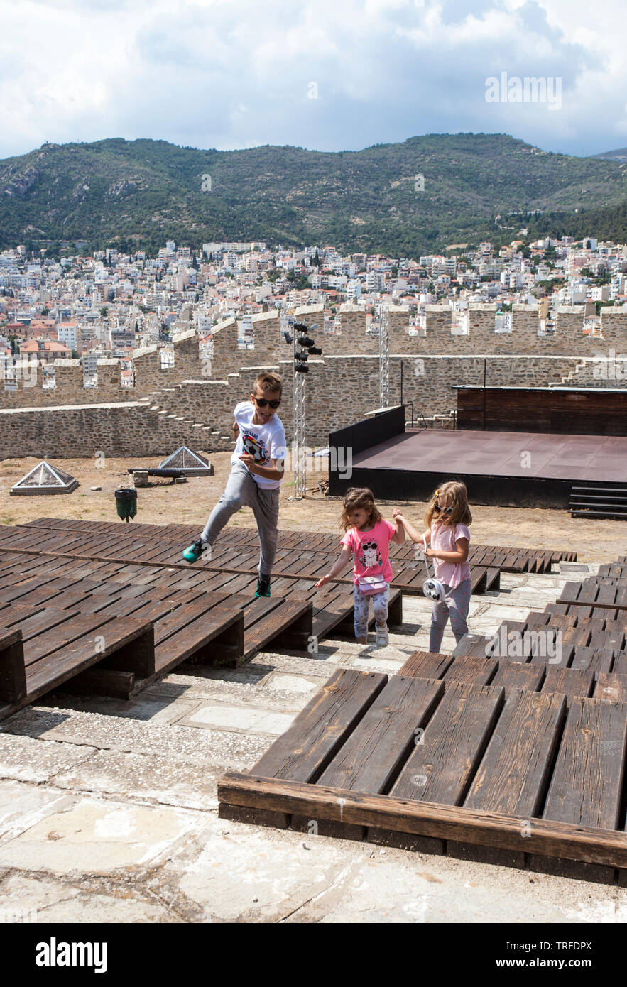 Bambini che giocano al teatro all'aperto, Kavala la cittadella, Kavala, Grecia Foto Stock