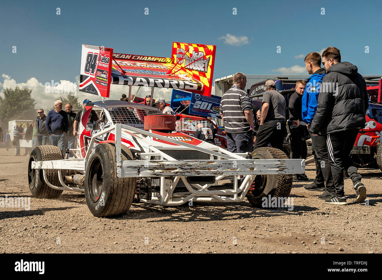 Piloti e meccanici + spettatori a uno Stock Car meeting nel Lincolnshire. Foto Stock
