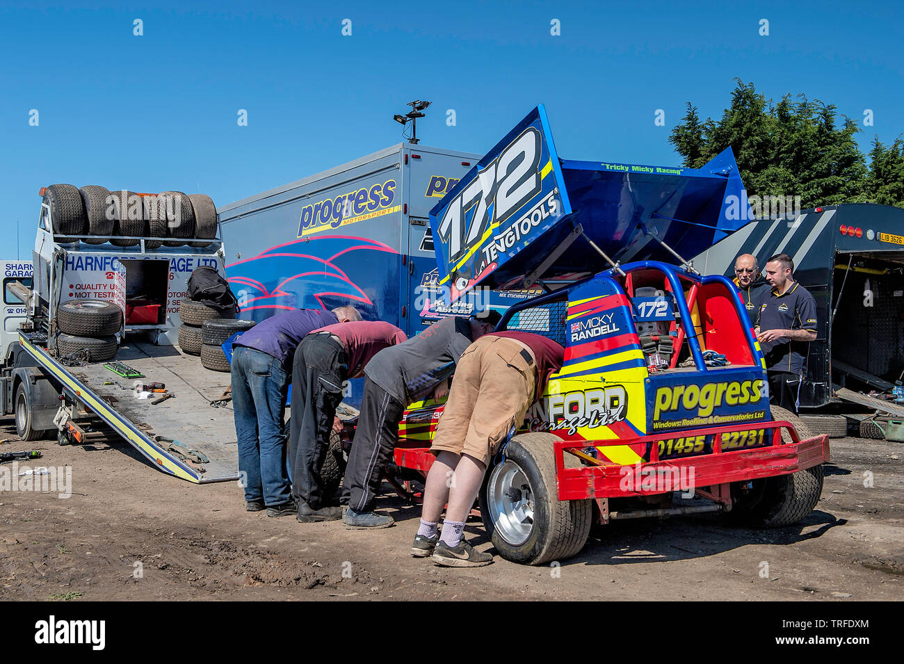 Piloti e meccanici + spettatori a uno Stock Car meeting nel Lincolnshire. Foto Stock