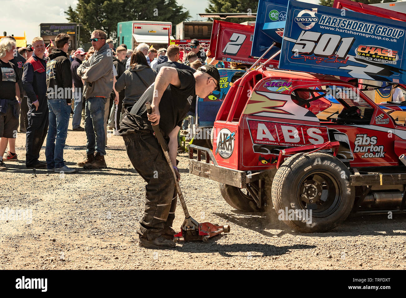 Piloti e meccanici + spettatori a uno Stock Car meeting nel Lincolnshire. Foto Stock