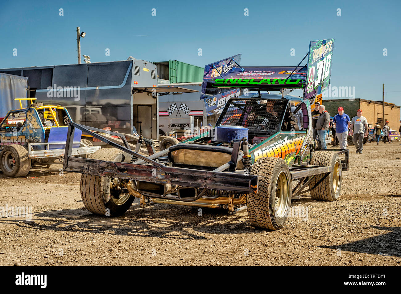 Piloti e meccanici + spettatori a uno Stock Car meeting nel Lincolnshire. Foto Stock