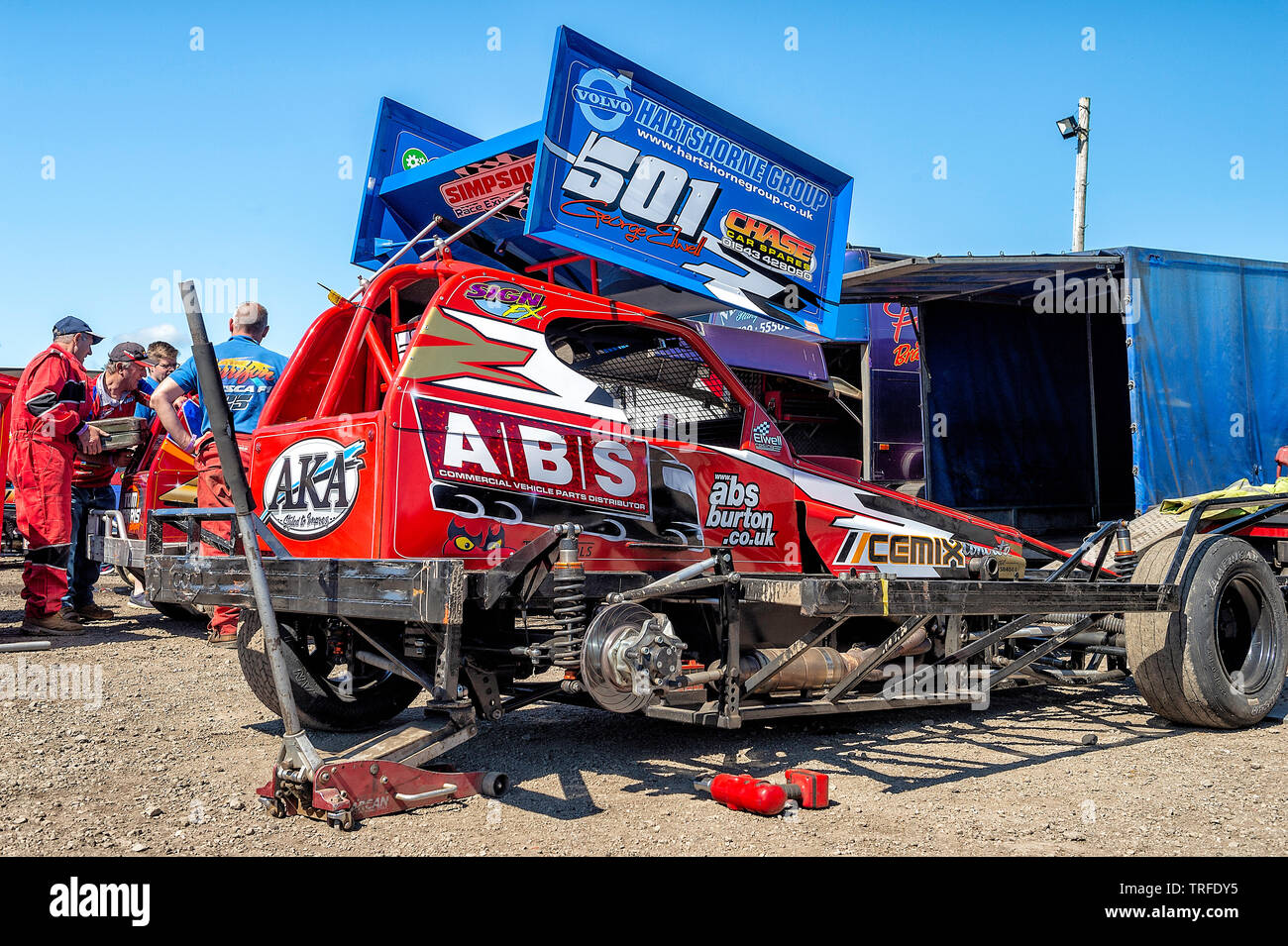 Piloti e meccanici + spettatori a uno Stock Car meeting nel Lincolnshire. Foto Stock