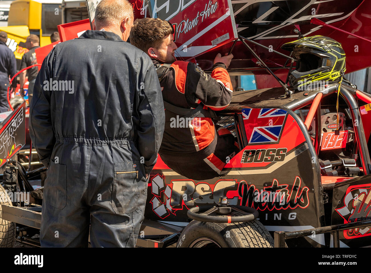 Piloti e meccanici + spettatori a uno Stock Car meeting nel Lincolnshire. Foto Stock