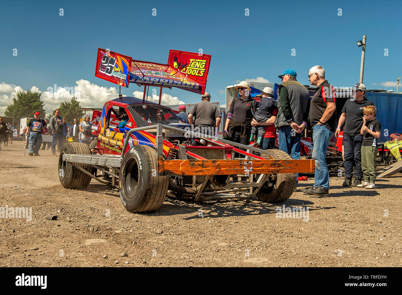 Piloti e meccanici + spettatori a uno Stock Car meeting nel Lincolnshire. Foto Stock