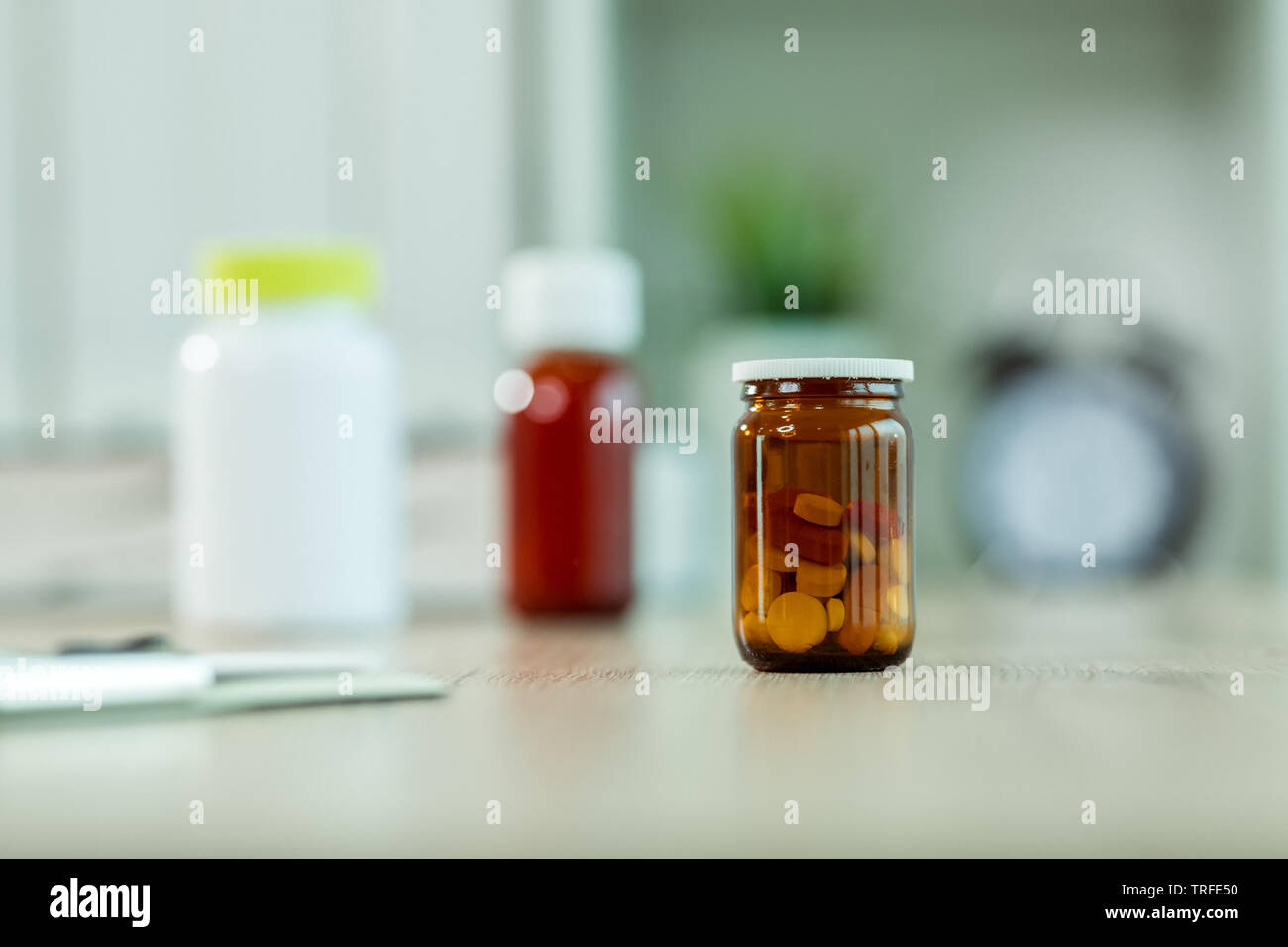 Medicinali sulla scrivania in medicina generale dell'ufficio Foto Stock