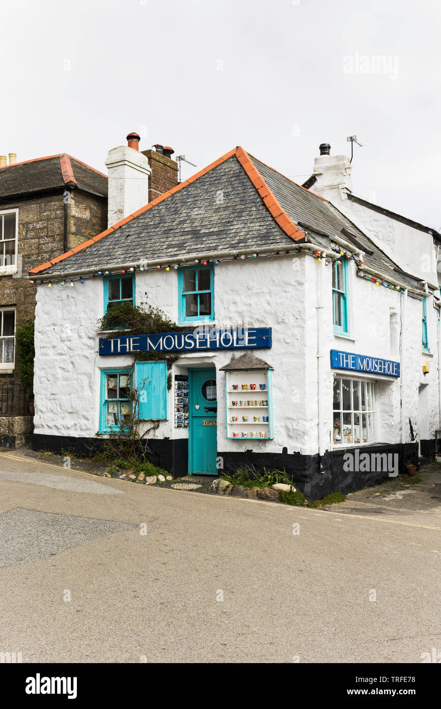 Mousehole, Cornwall, Regno Unito. Il negozio di Mousehole Mousehole a. Foto Stock