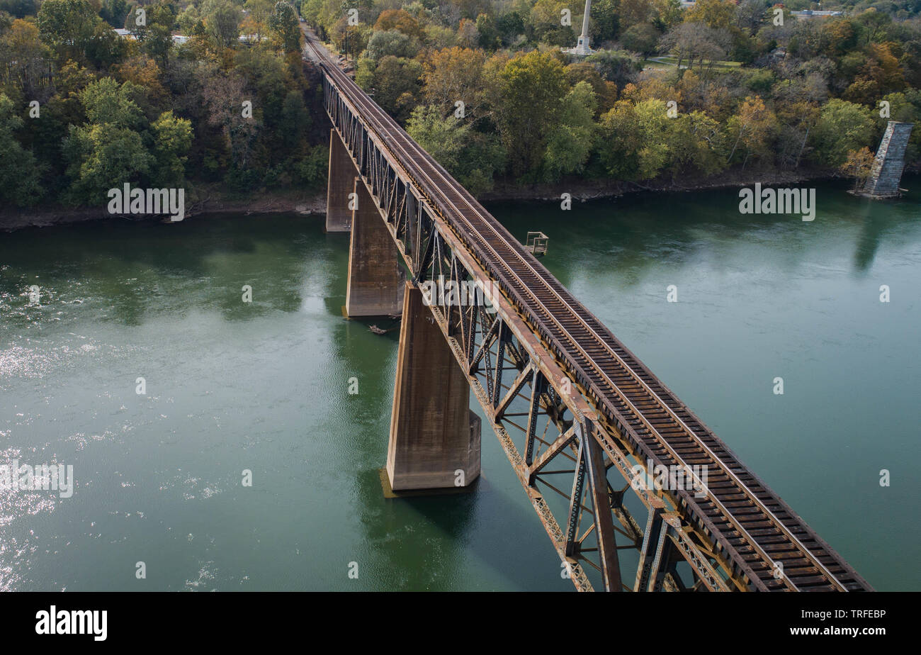 Antenna diurno fotografia paesaggio di acciaio arrugginito via treno incrocio storico Fiume Potomac in Maryland, Stati Uniti d'America Foto Stock