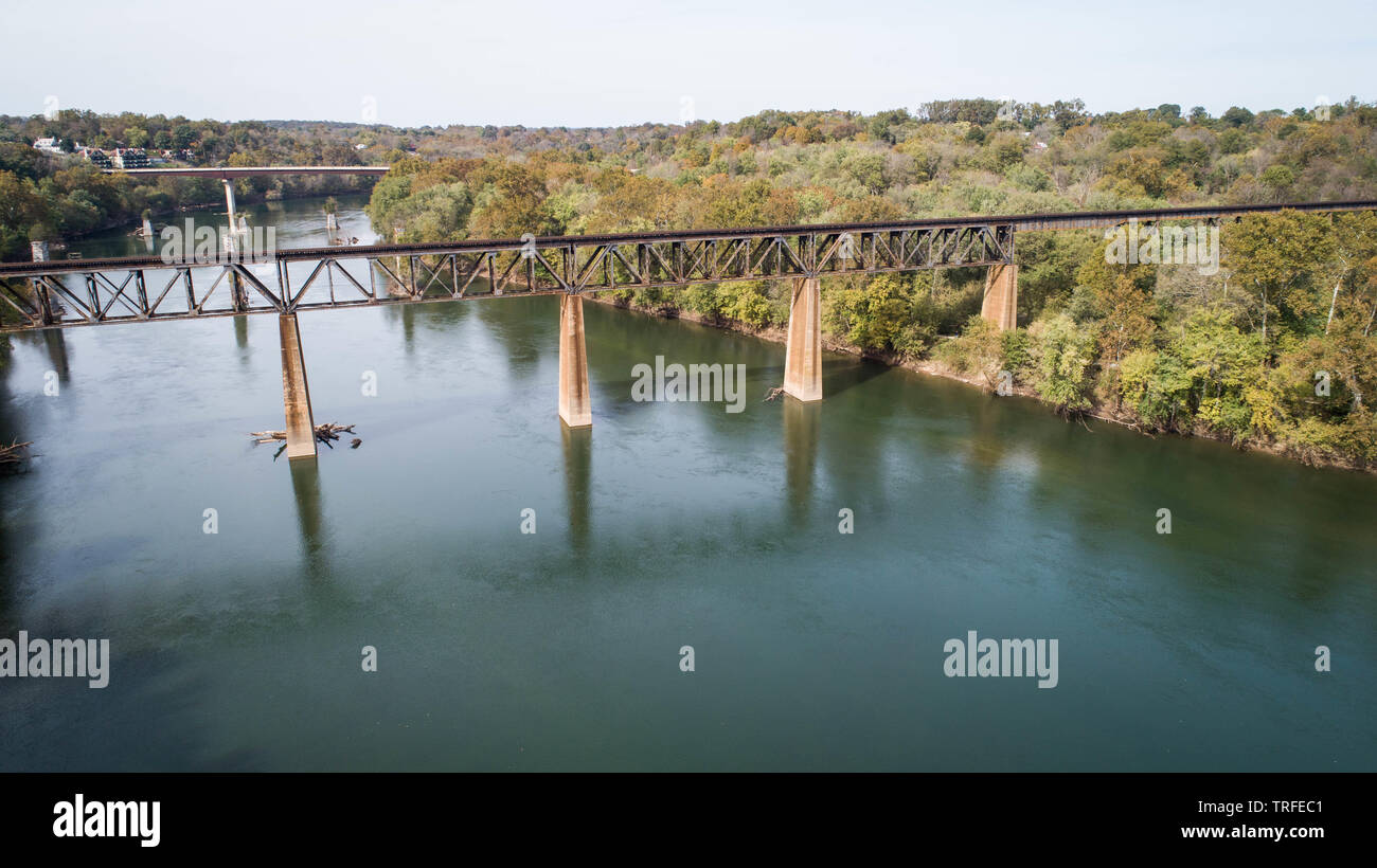 Vista diurna antenna fuco fotografia paesaggio di acciaio arrugginito via treno architettura storica di Attraversamento fiume Potomac in Maryland, Stati Uniti d'America Foto Stock