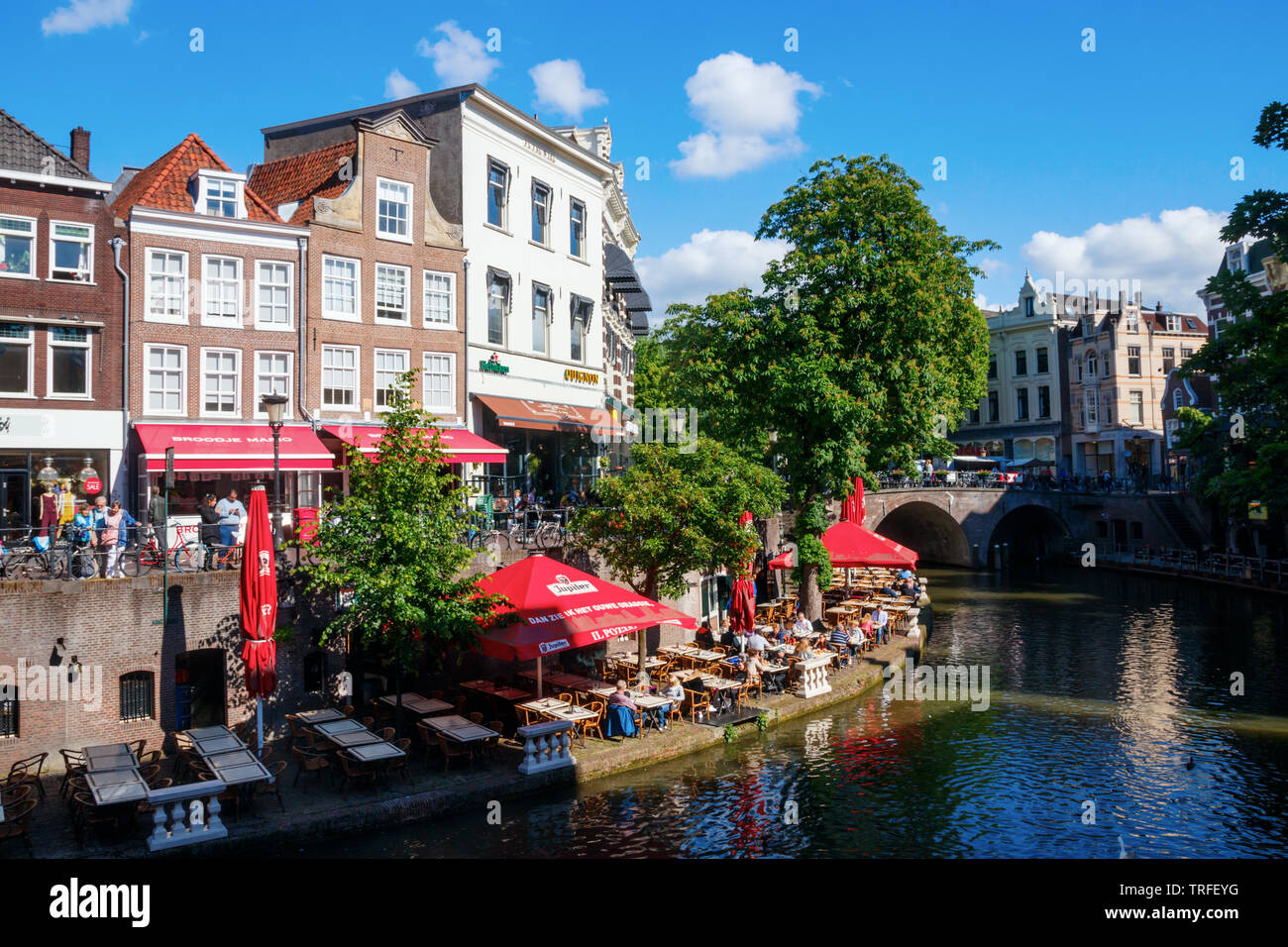 Centro Città con vecchie case del Oudegracht (vecchio canale) e turisti a terrazze tra le banchine e il canal, Utrecht, Paesi Bassi. Foto Stock