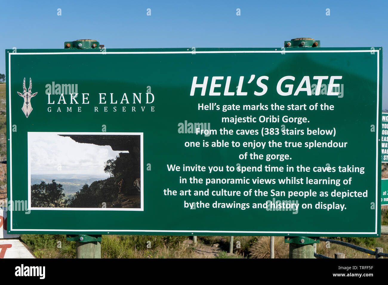 Durban, Sud Africa - 18 Maggio 2019: il lago di Eland Game Reserve - Hells Gate segno che descrivono le grotte che i turisti possono fare trekking all'Oribi Gorge. Foto Stock