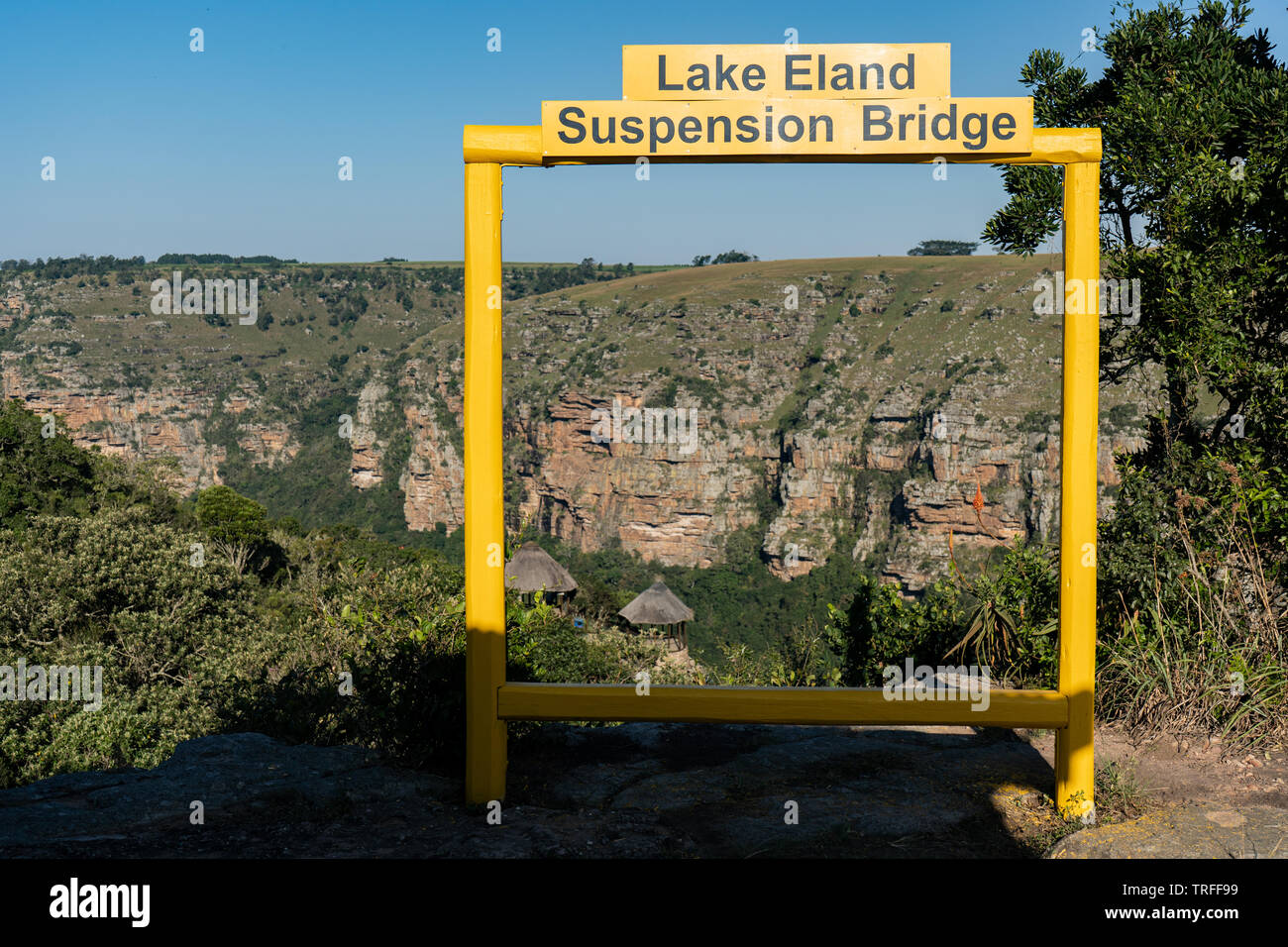 Il lago di Eland sospensione ponte area di foto con cornice gialla. Una popolare destinazione turistica a Durban, Sud Africa. Foto Stock