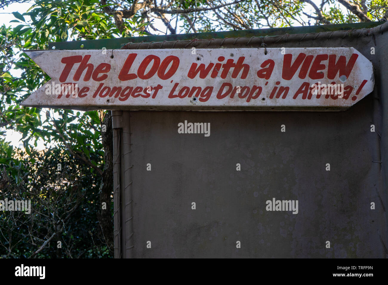 'L'loo con una vista' segno. Il bagno situato sulla cima di una scogliera a Oribi Gorge, Sud Africa. Foto Stock