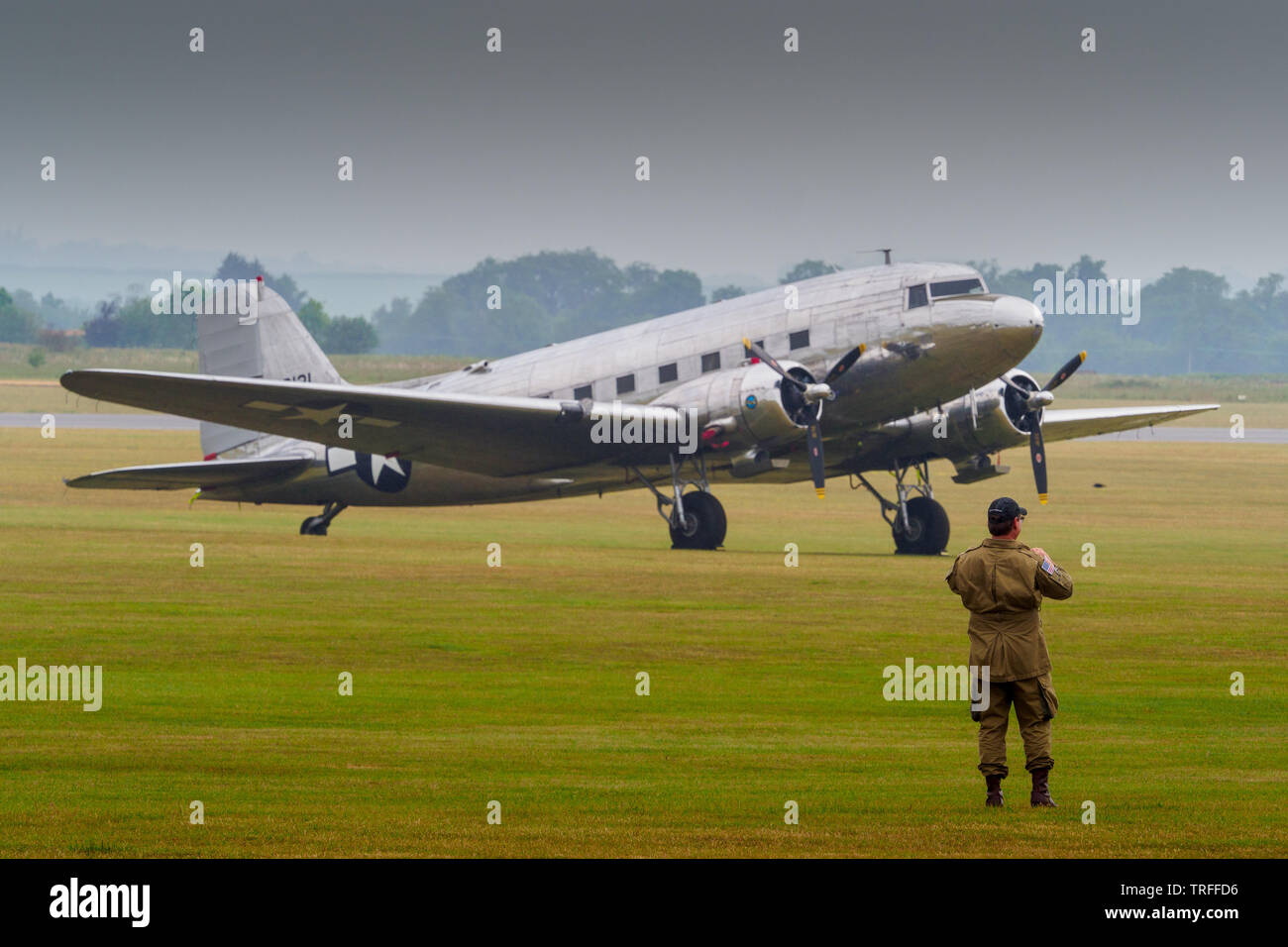 Il D-Day 75 - equipaggi e Dakota aerei sono preparati all'IWM Duxford airfield per il D-Day celebrazioni che culminano in un volo della storica WW2 aeromobile in Normandia il 5 giugno. Foto Stock
