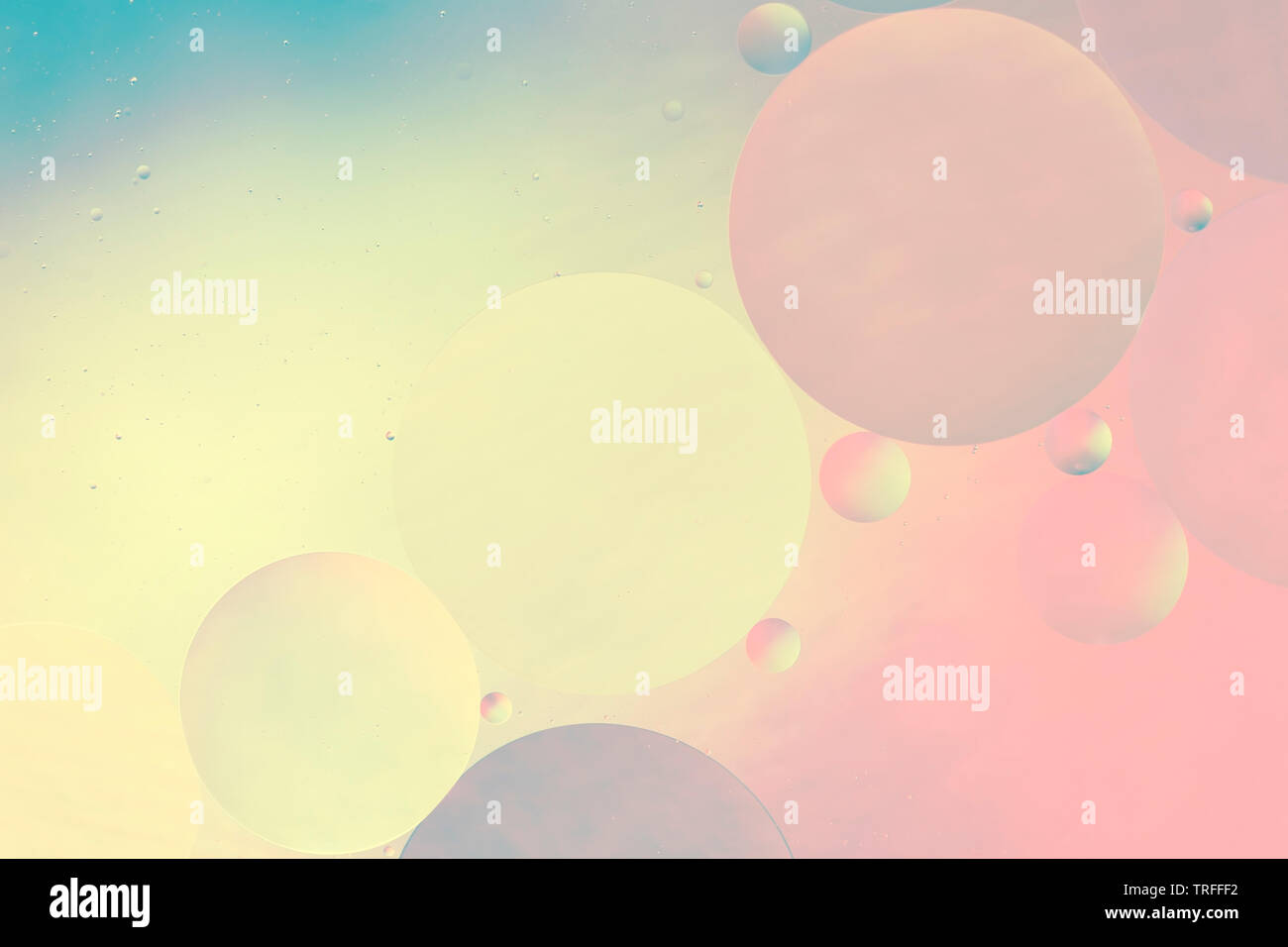 Gocce di olio in acqua - un colorato sfondo astratto Foto Stock