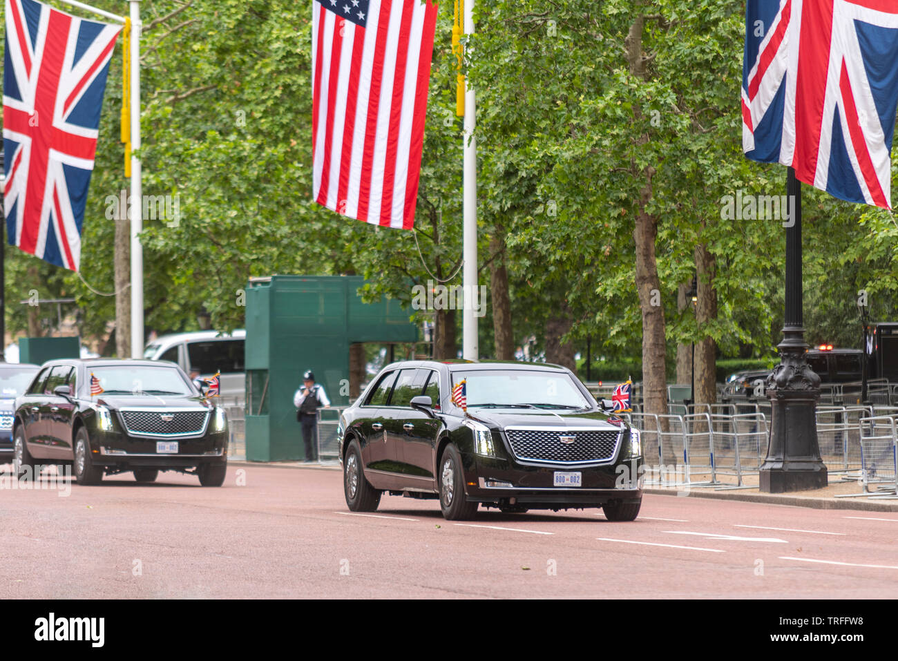 Il presidente statunitense Donald Trump essendo condotta lungo il Mall, London, Regno Unito nella Bestia auto con poche persone a guardare. Assenza di ventole. Per il giro della Papamobile presidenziale Foto Stock