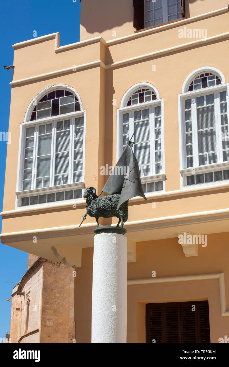 Una statua da Matias Quetglas di una ram tiene la bandiera di San Giovanni Battista, chiamato anche Sant Joan localmente, Cuitadella, Menorca, Baleric isole, Foto Stock