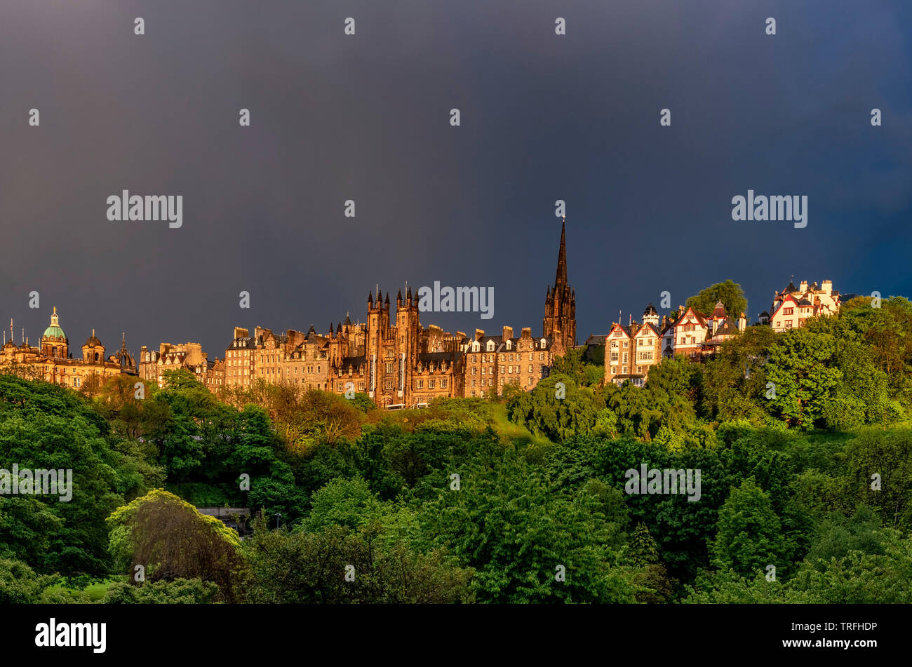 Vista del tumulo, St Giles Cathedran guglia e Ramsay giardini di Princes Street in drammatica luce bassa, Edimburgo Foto Stock