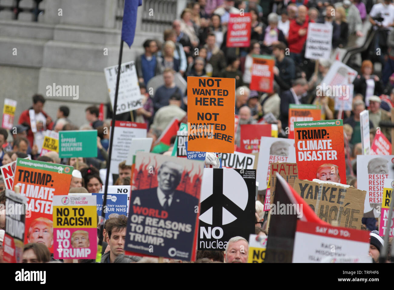 Un cartello che diceva ÒNot voleva HereÓ e altri visibili durante una manifestazione di protesta che coincide con Donald TrumpÕs visita di Stato nel Regno Unito del 04/06/2019 Foto Stock