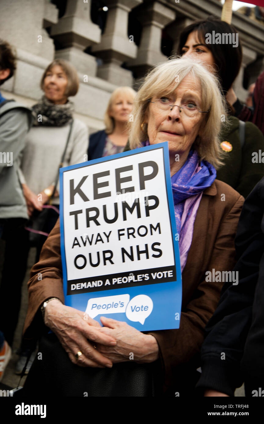 La protesta contro la visita di Stato del Presidente Trump in Trafalgar Square a Londra il 4 giugno 2019. Una donna che tiene un cartello che dice "Tenere Trump lontano da Foto Stock