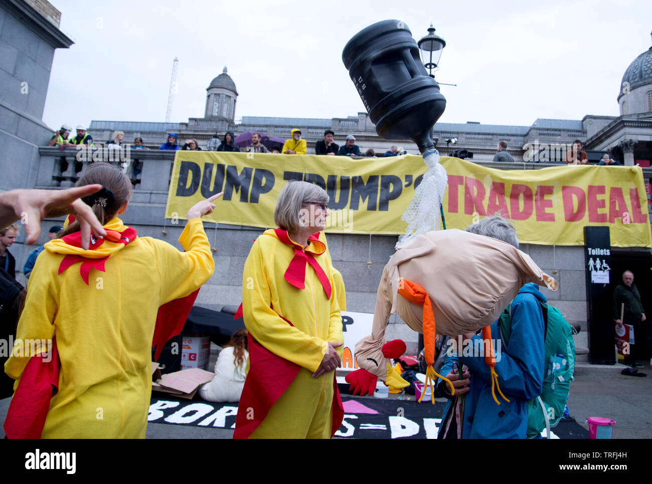 La protesta contro la visita di Stato del Presidente Trump in Trafalgar Square a Londra il 4 giugno 2019. Un gruppo vestito come polli per protestare ancora chlorina Foto Stock