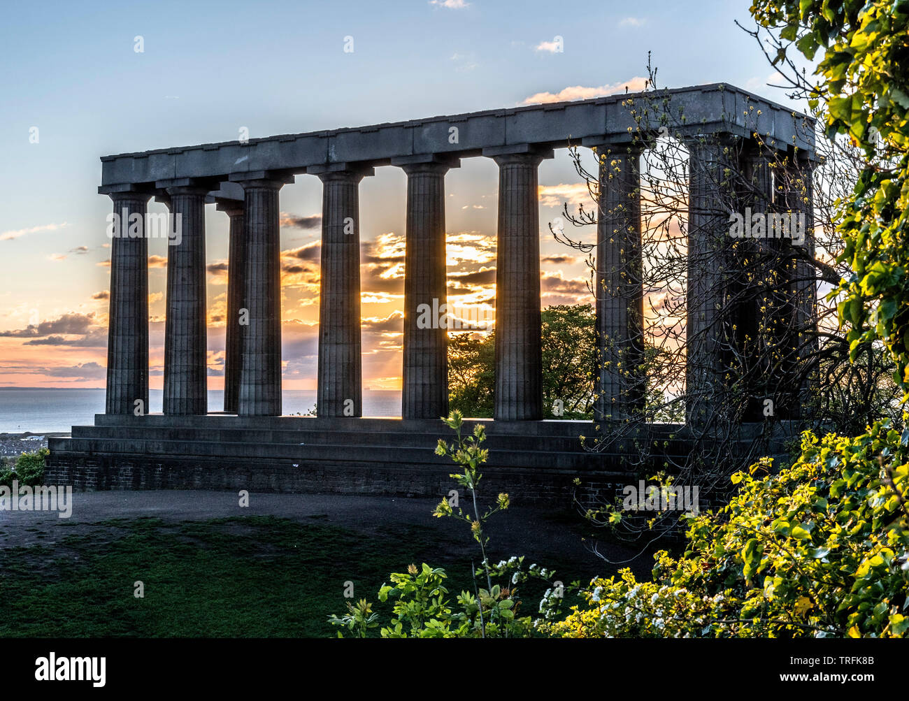 Monumento Nazionale di Scozia pilastri, Calton Hill, Edimburgo a sunrise. Foto Stock