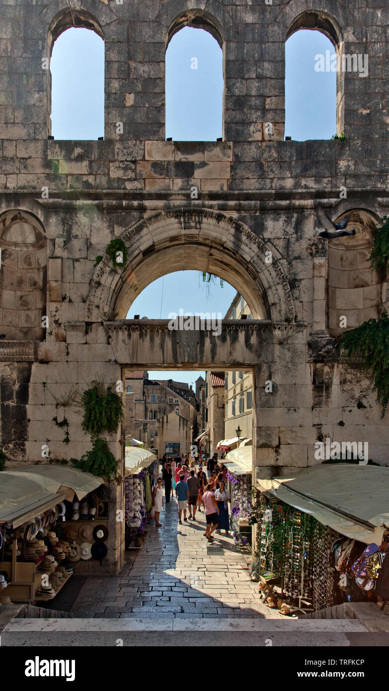 Guardando attraverso l'argento (Est) Gate verso il Palazzo di Diocleziano a Split, Croazia. Foto Stock