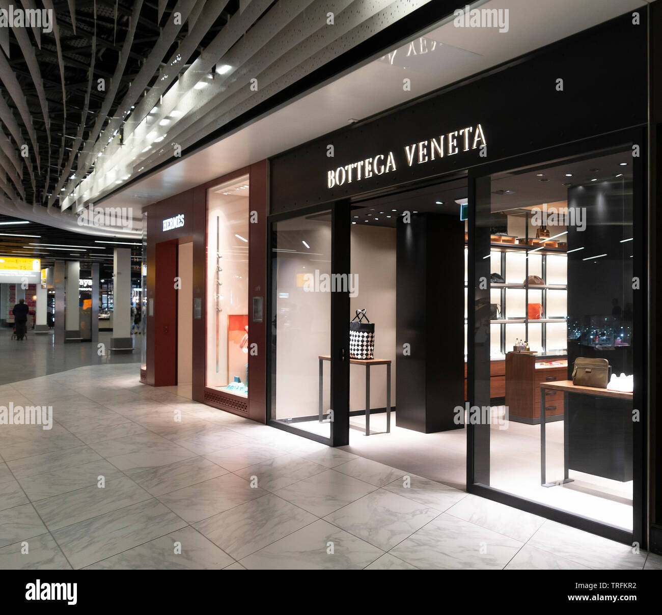 Bottega Veneta, un italiano di beni di lusso unità al dettaglio / aeroporto negozio di borse / borse /portafogli all'Aeroporto Schiphol di Amsterdam Foto Stock