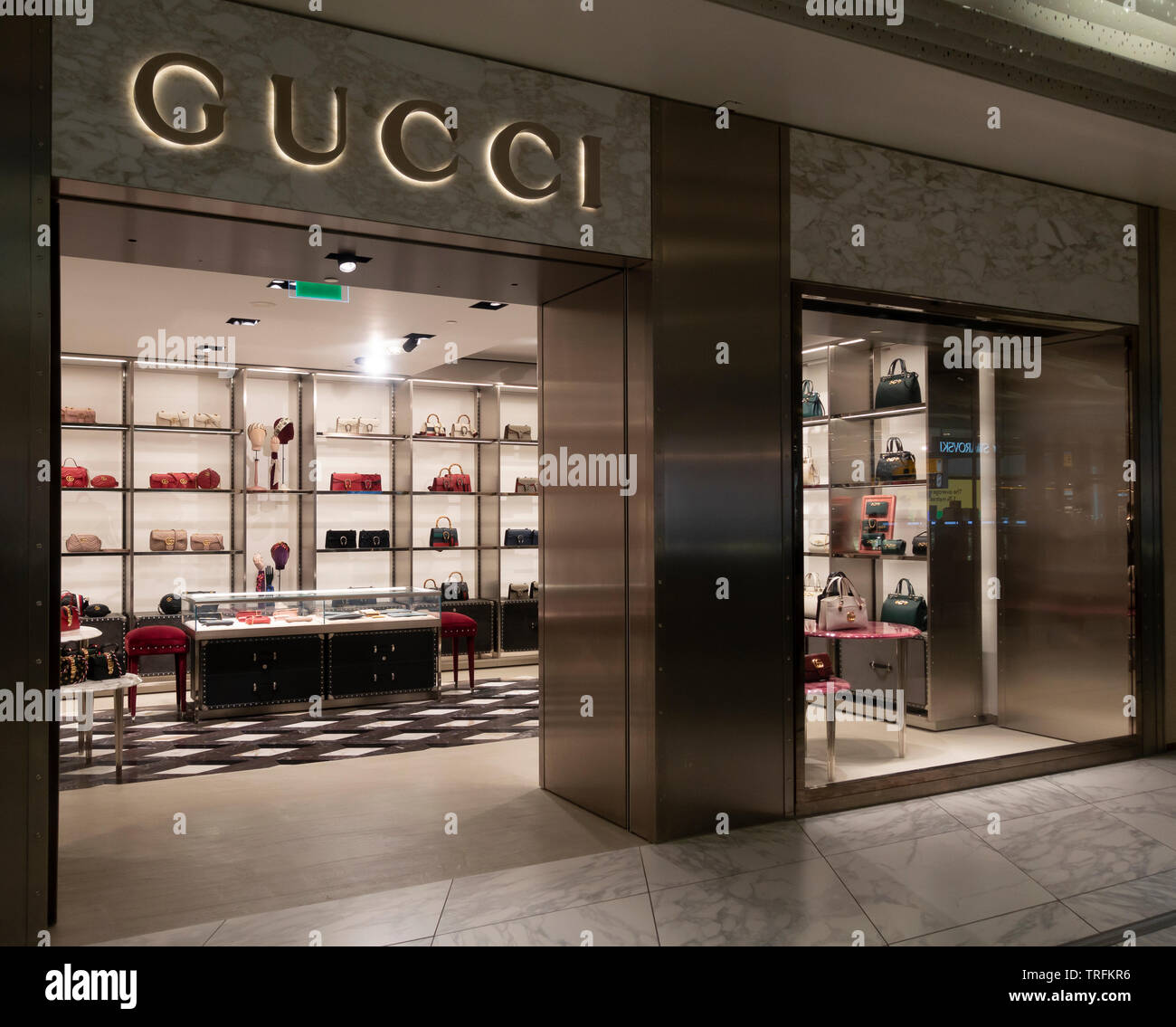 Gucci borsetta di lusso e negozio di accessori / unità di vendita al dettaglio all'Aeroporto Schiphol di Amsterdam Foto Stock