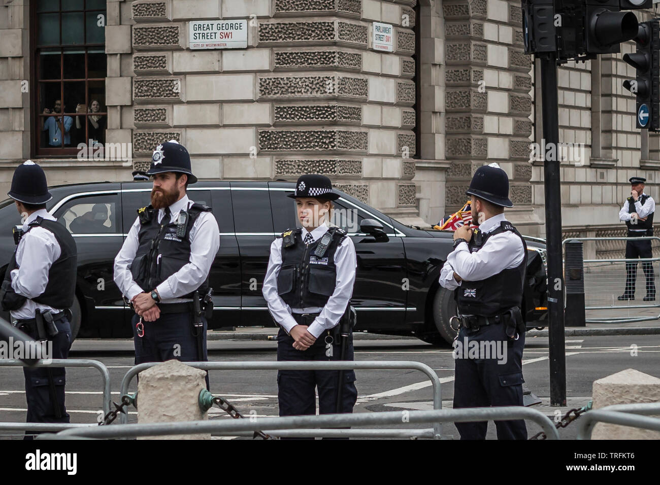 Il 4 giugno, 2019. Uno di Donald Trump's aiutanti film i manifestanti in piazza del Parlamento dalla limousine esca il giorno 2 della sua visita di Stato nel Regno Unito Foto Stock