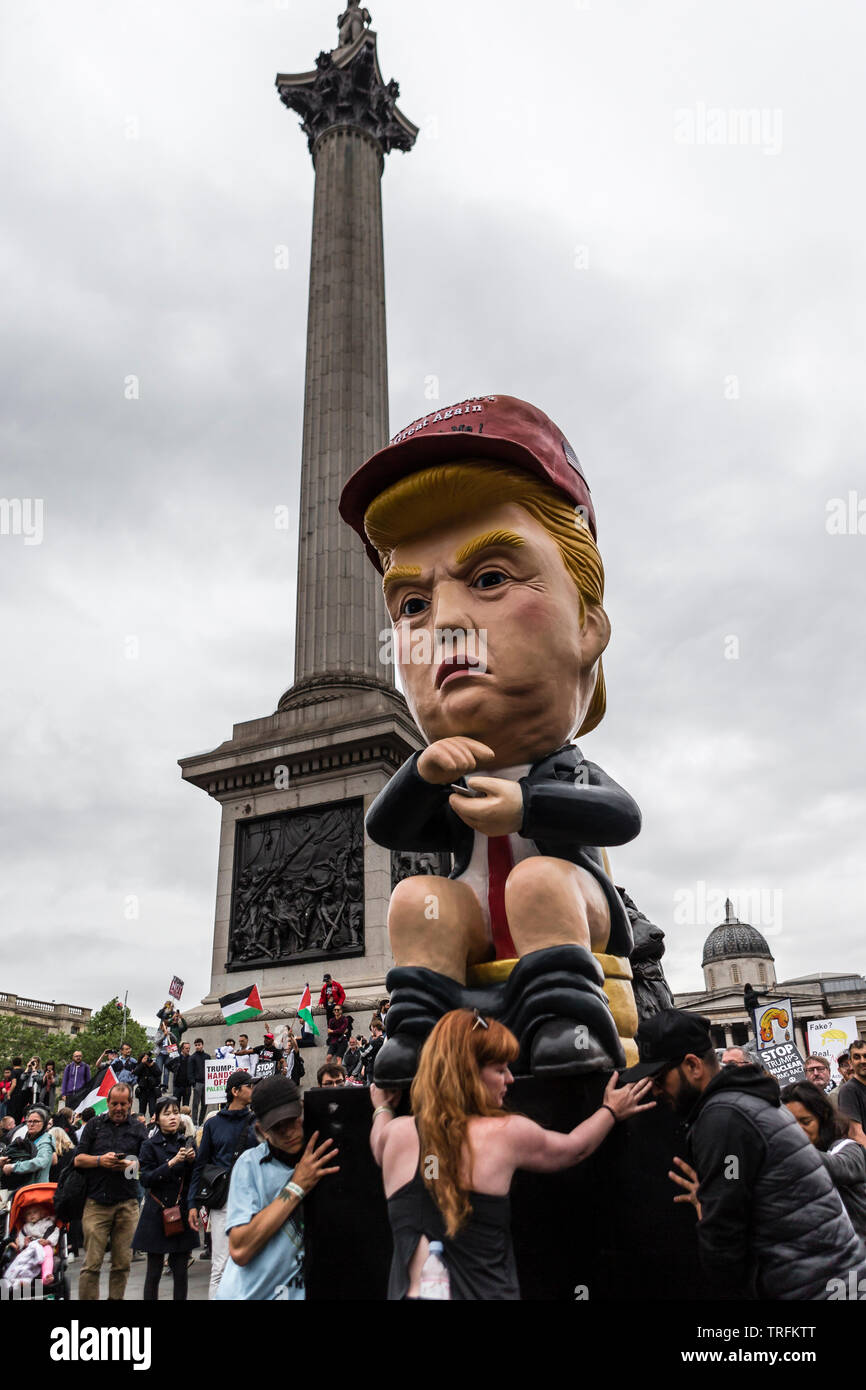 Don Lessum con la creazione del robot noto come trump Dumper in centro a Londra durante la Donald Trump la visita di Stato nel Regno Unito Foto Stock