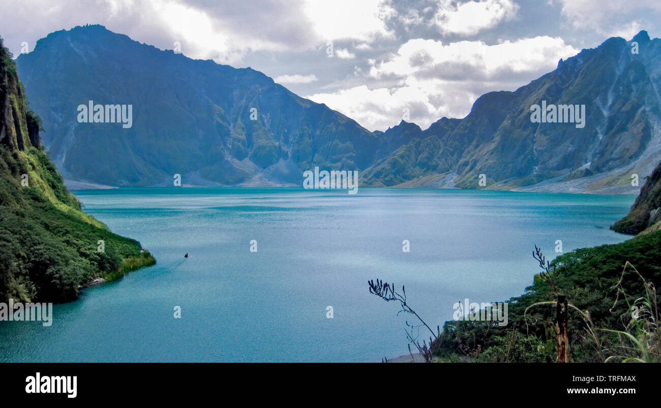 Il litorale del lago per visualizzare il lago più profondo nelle Filippine a eyelevel, uno è inghiottito nel gran cratere del vulcano. Foto Stock