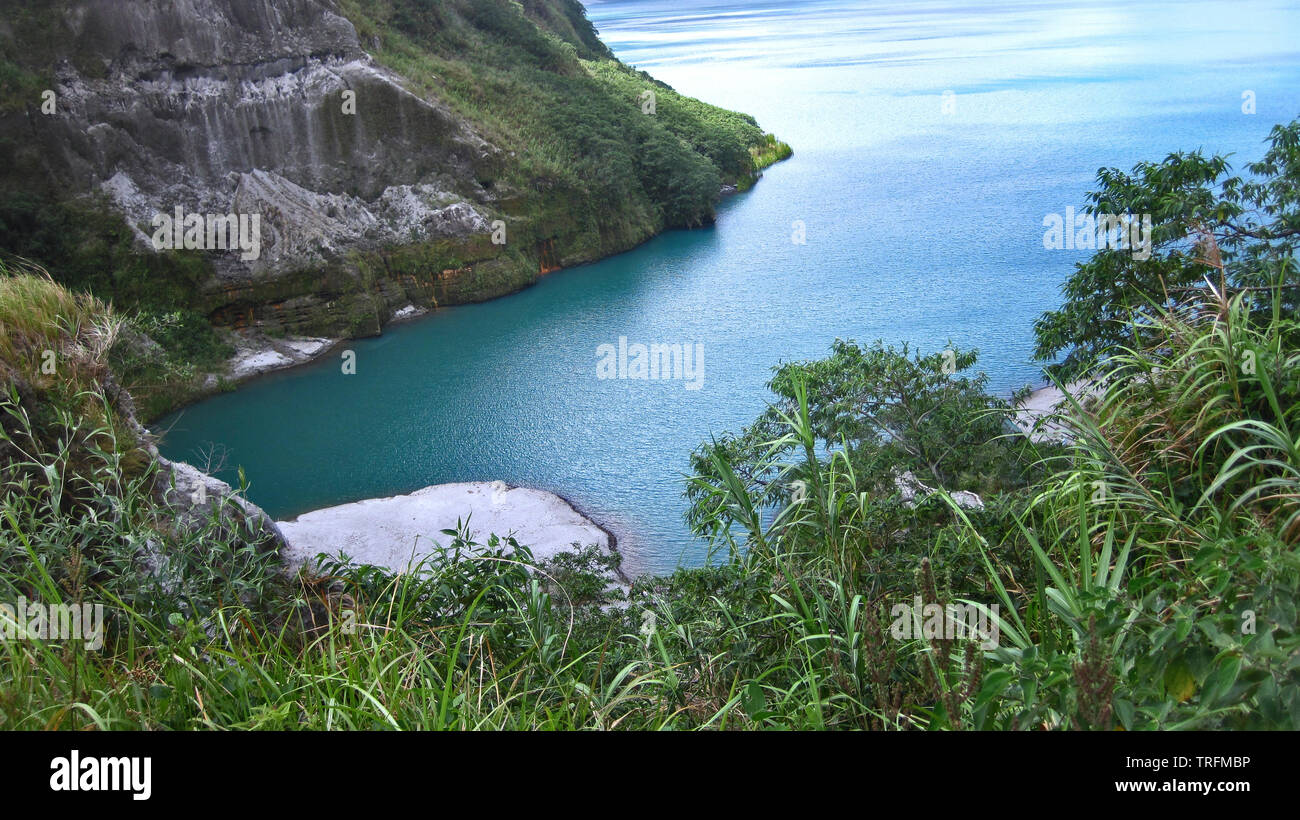 Il litorale del lago per visualizzare il lago più profondo nelle Filippine a eyelevel, uno è inghiottito nel gran cratere del vulcano. Foto Stock