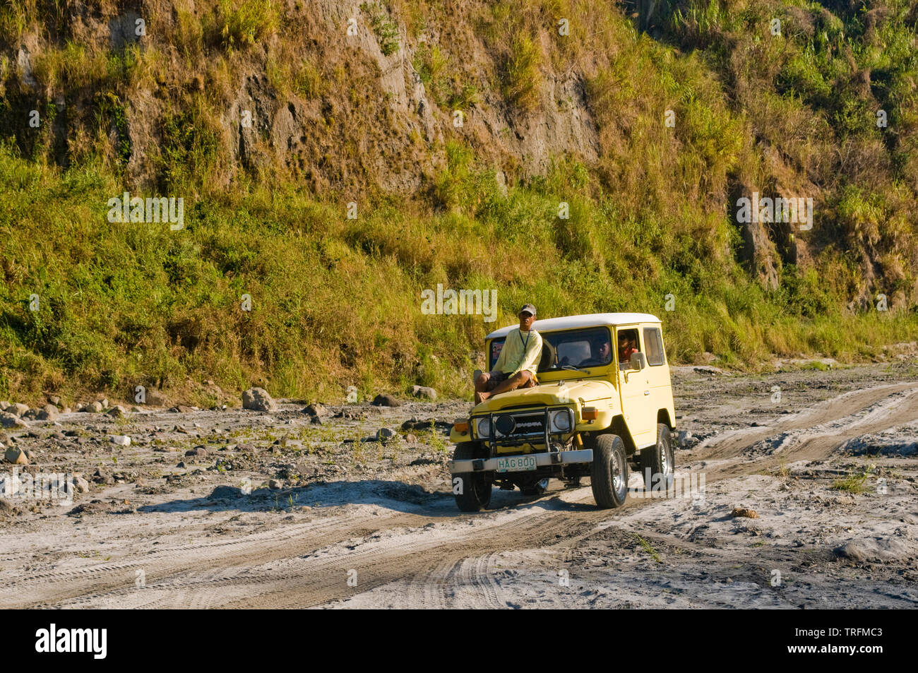 Andando a fino al Lago di Pinatubo richiede una lunga camminata attraverso terreni accidentati. 4 ruote veicoli fuoristrada possono abbreviare la passeggiata con una marcia irregolare. Foto Stock
