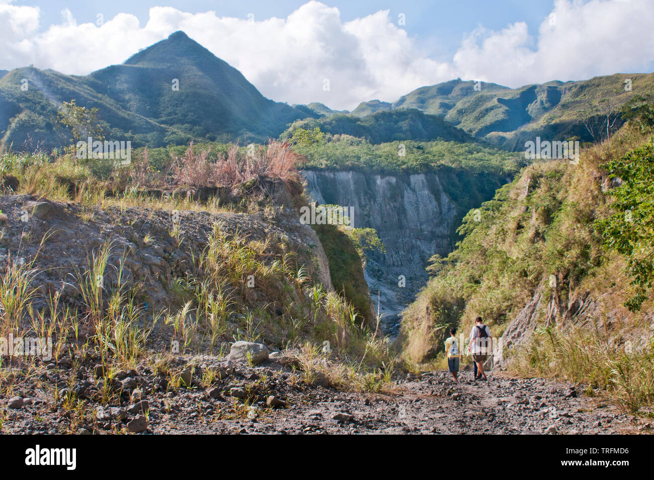 Trekking o escursioni è il solo modo per raggiungere il Lago di Pinatubo attraverso sufficientemente ruvido ora lungo sentieri. Guide esperte sono pronte a assiste escursionisti. Foto Stock
