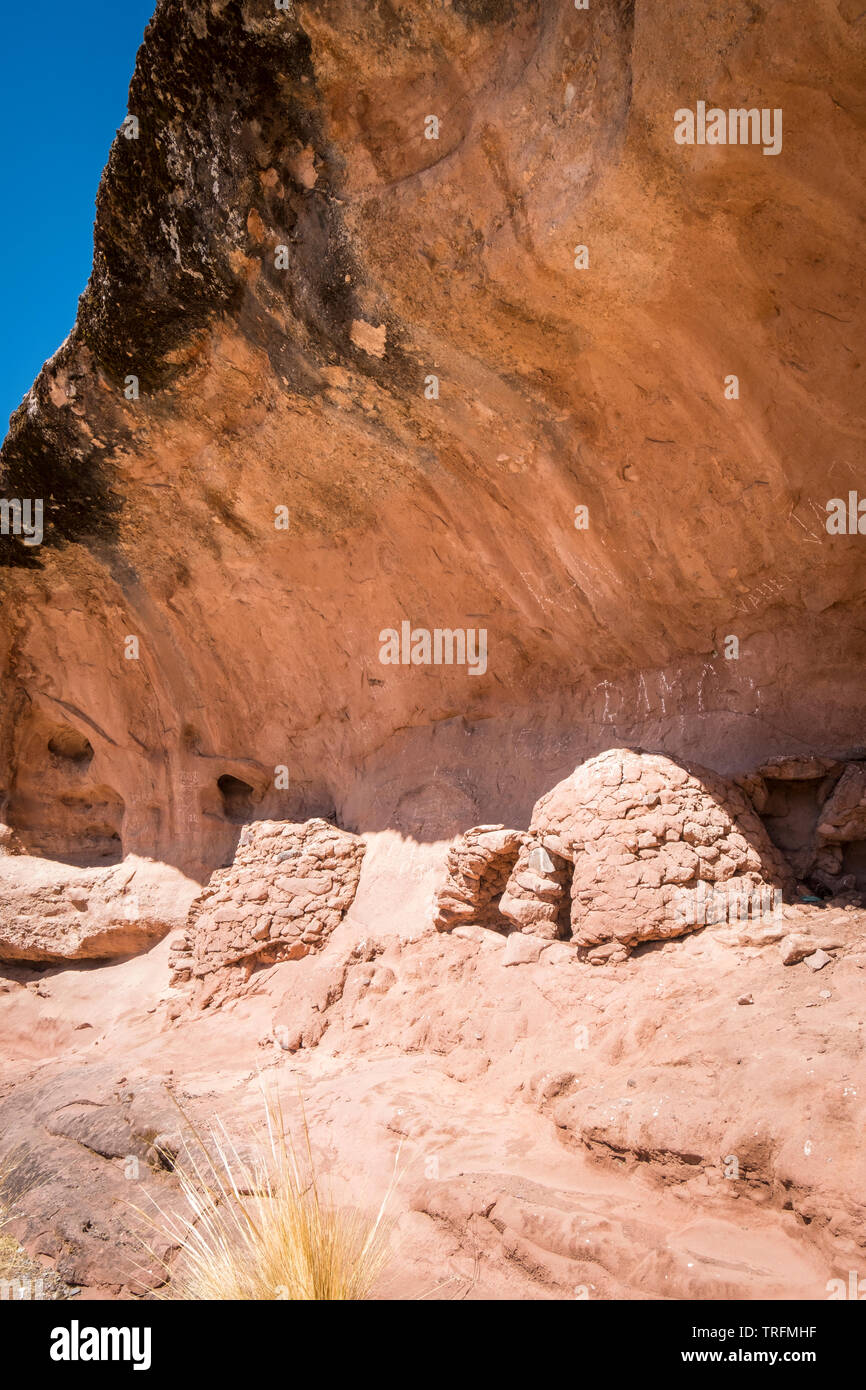Chullpas o pre-Inca monumenti funerari a forma di igloo nel Canyon Tinajani, Regione di Puno, Perù Foto Stock